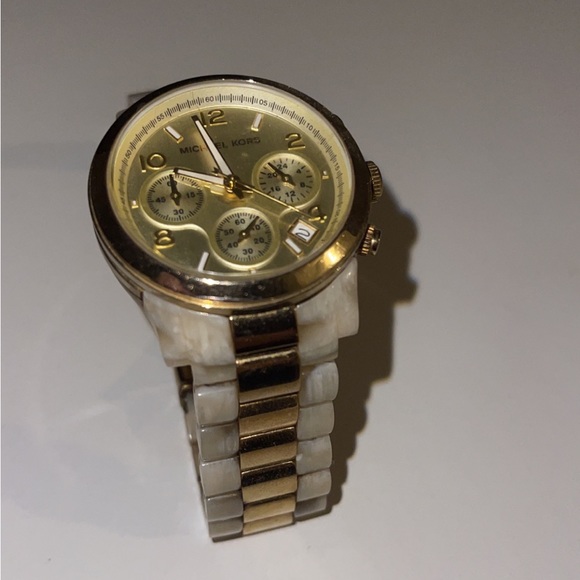 • Stainless steel 
• Gold-tone hardware 
• Mid-sized 
• 38mm case - Picture 4 of 4